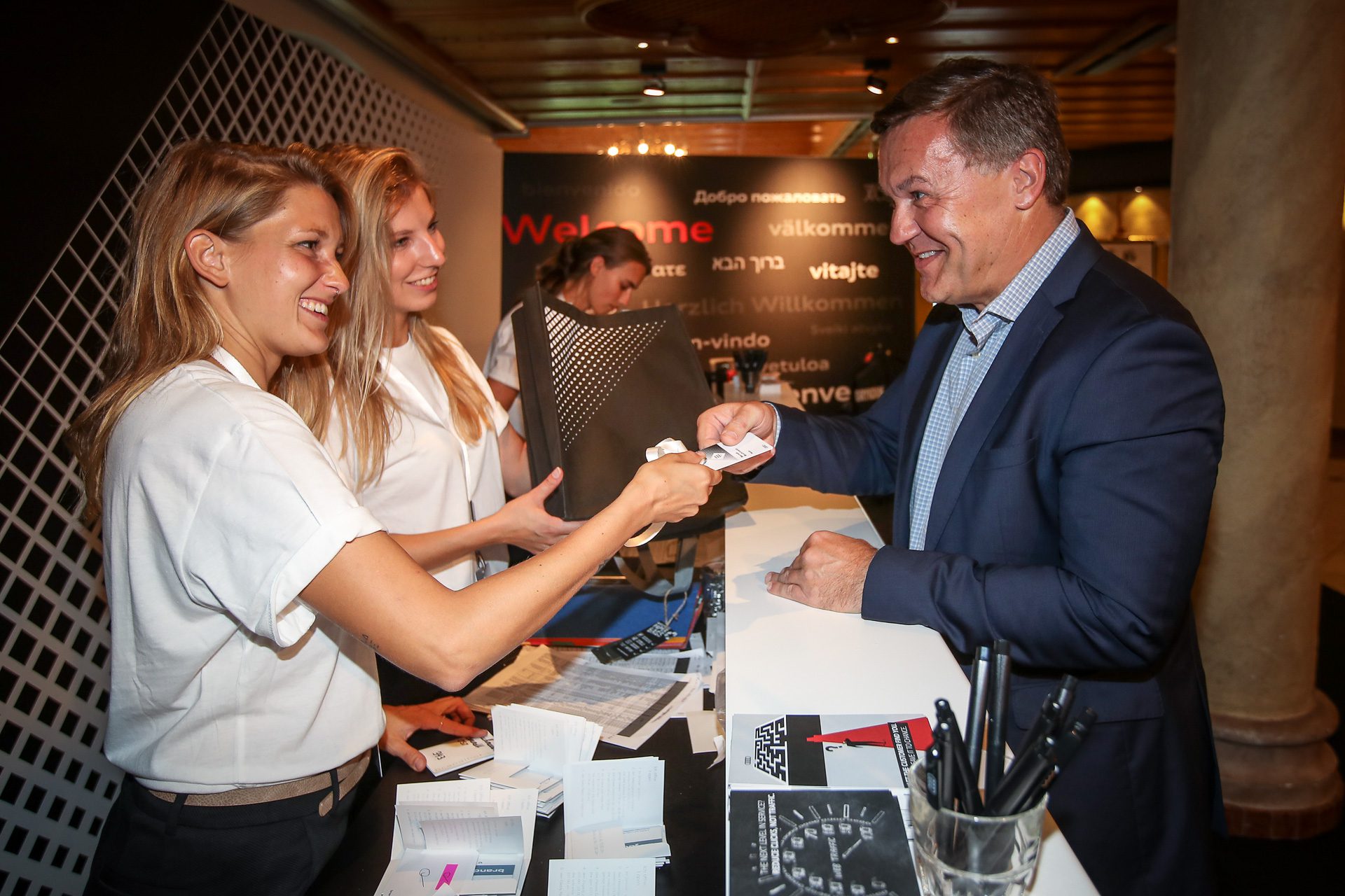 Hostessen Hosts Event Personal Event Agentur Hostessen Fahrer Promotions Messen